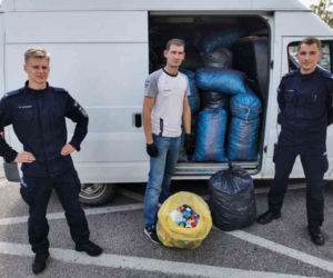 Tona nakrętek od podlaskich policjantów na pomoc 5-miesięcznemu Nikodemowi [ZDJĘCIA]