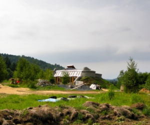 Living machine - Earthship samowystarczalny dom ekologiczny z odpadów 
