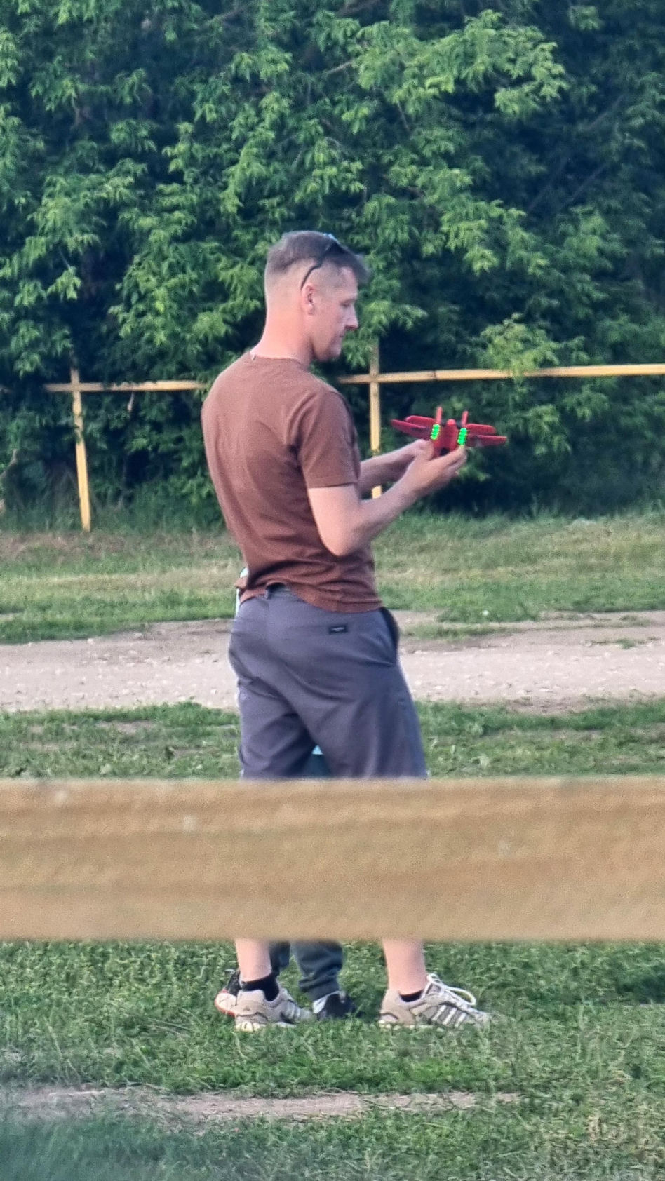 Marcin Mroczek bawi się samolotem