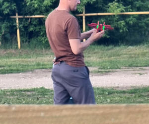 Marcin Mroczek bawi się samolotem