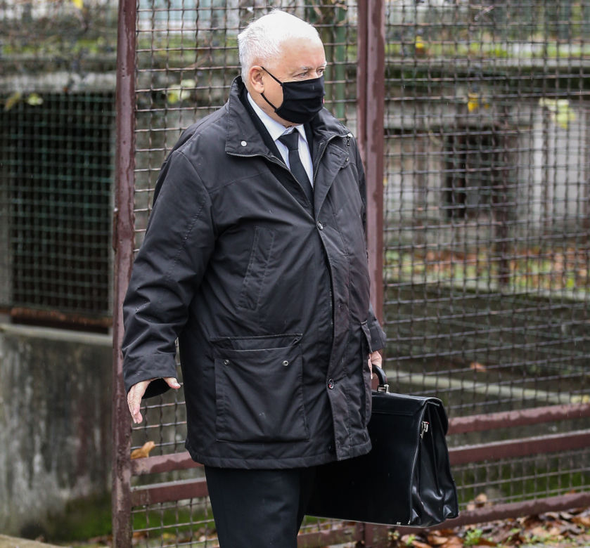 Naczelnik założył maskę