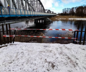 Tykocin: Mężczyzna wjechał hondą do Narwi. Trwają poszukiwania [ZDJĘCIA]