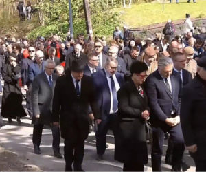 Wzruszona Doda w kondukcie żałobnym na pogrzebie Łukasza Litewki. Piosenkarka żegna zaprzyjaźnionego posła