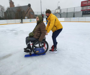 Osoby jeżdżące na wózkach mogą korzystać z łomżyńskiego lodowiska! MOSiR kupił specjalny sprzęt