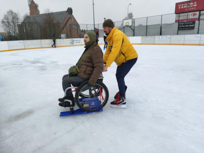 Osoby jeżdżące na wózkach mogą korzystać z łomżyńskiego lodowiska! MOSiR kupił specjalny sprzęt