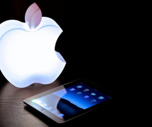 Moda na Apple - tatuaże, biżuteria, ubrania inspirowane Apple