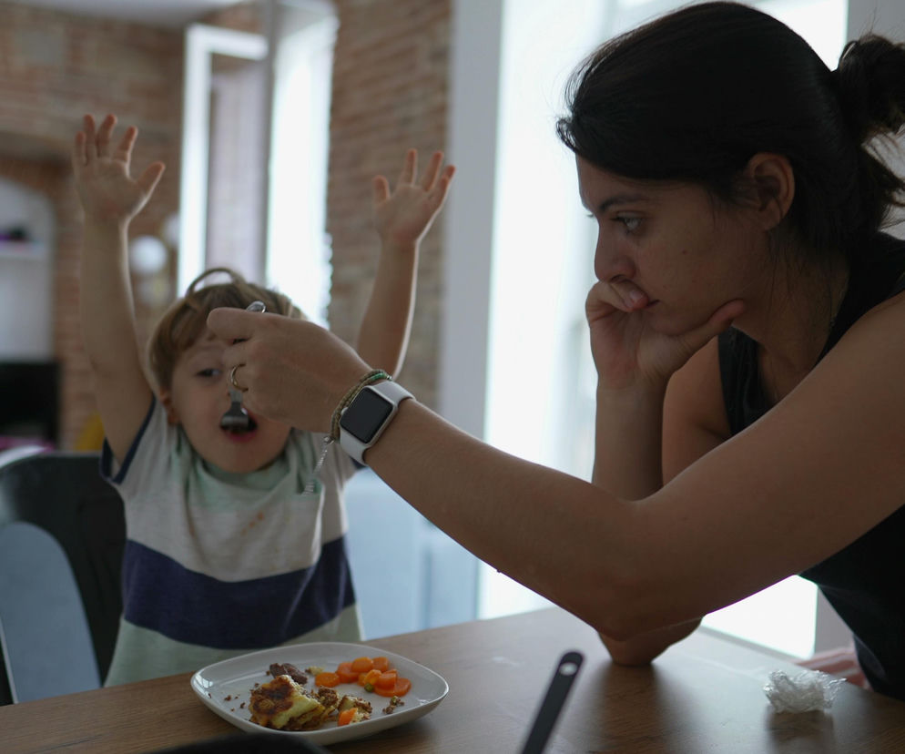 Zmuszanie dziecka do jedzenia to częsty błąd. To droga do nadwagi?