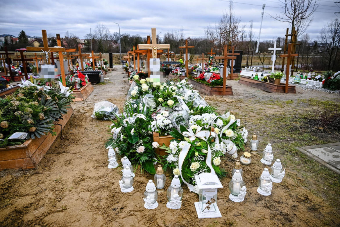 Weronika i Wiktoria spoczęły pod kołderką białych róż. Ostatnia droga tragicznie zmarłych sióstr