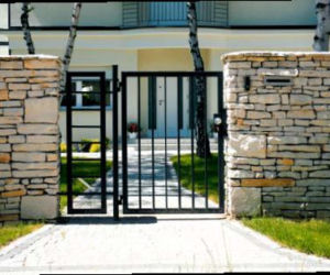 Jak dobrać zamek do furtki lub bramy? Bezpieczne wejście na posesję