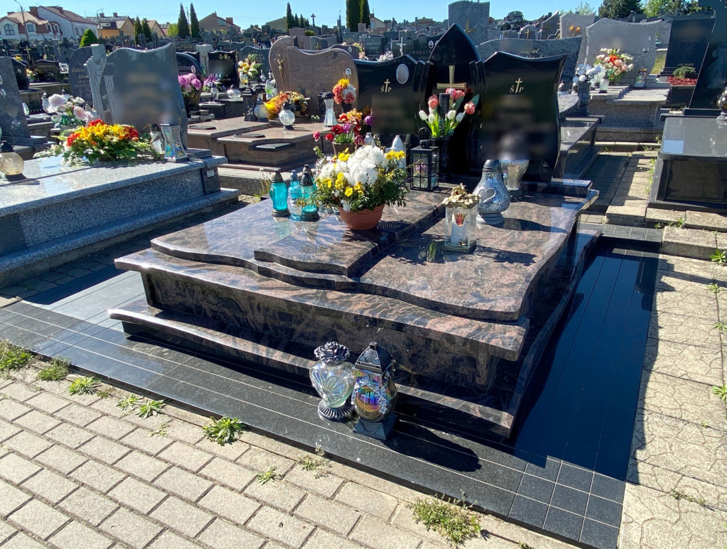 Urna z prochami Karoliny spoczęła w grobie