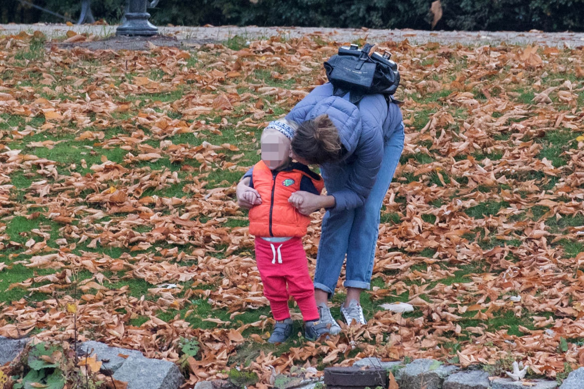 Magdalena Boczarska z dzieckiem na spacerze 
