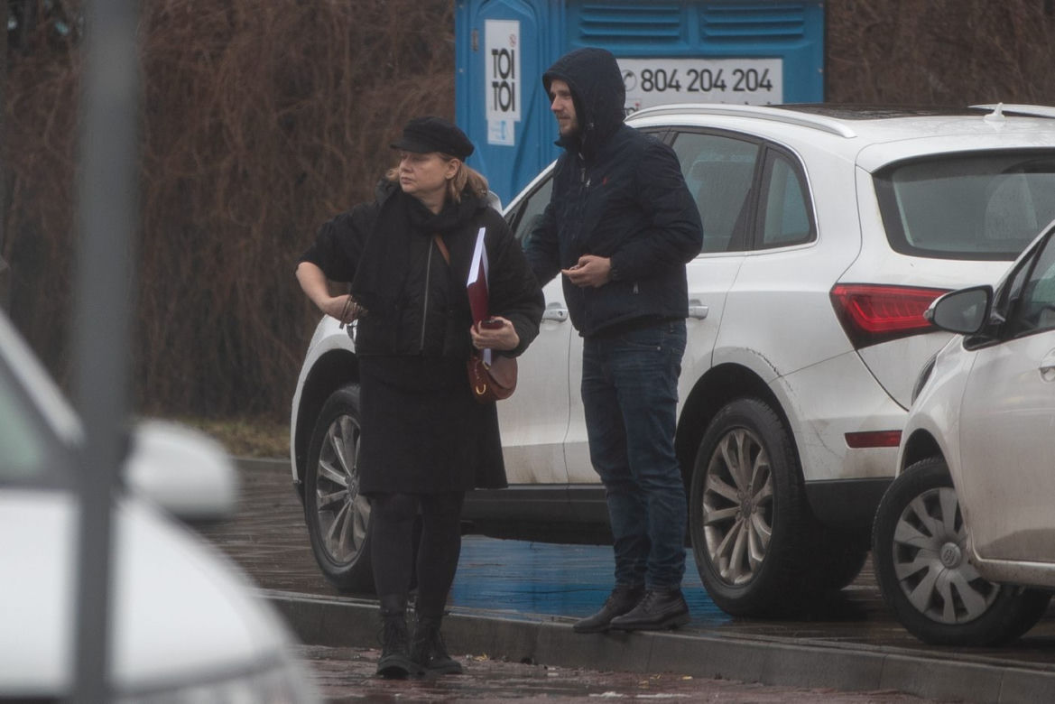 Antek Królikowski z mamą załatwia formalności pogrzebowe