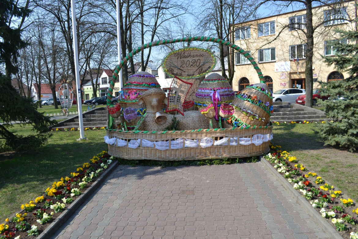 Wielkanocny kosz wiklinowy