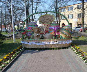 Wielkanocny kosz wiklinowy
