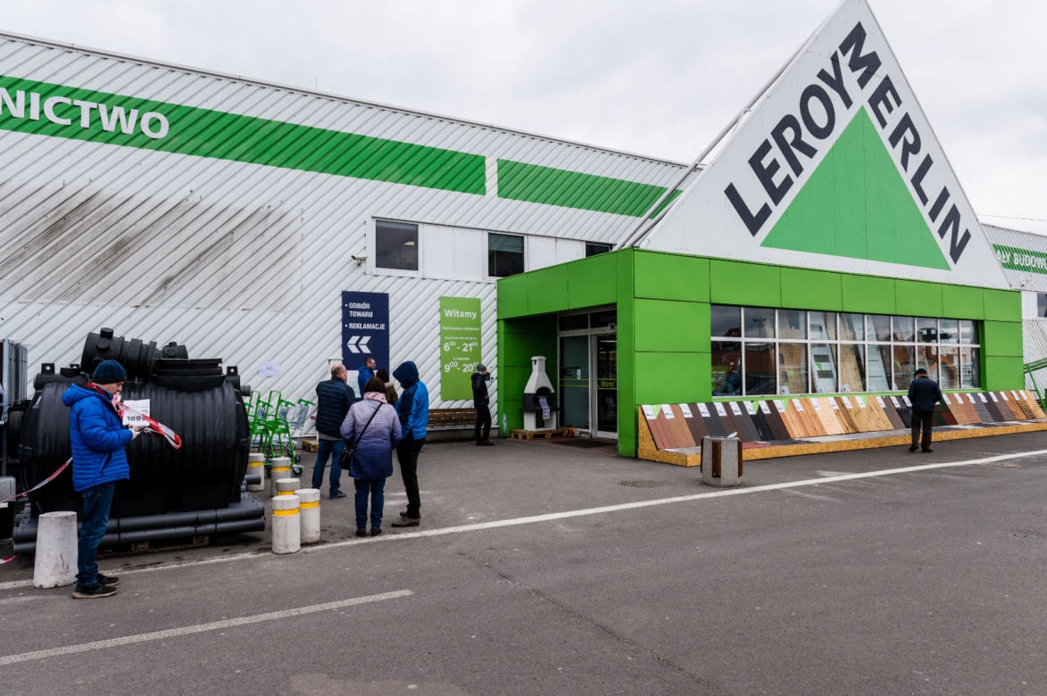 koronawirus. Olbrzymie kolejki do sklepów!
