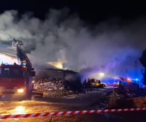 Ogromny pożar w Rawiczu. Palą się budynki przy ul. Sarnowskiej