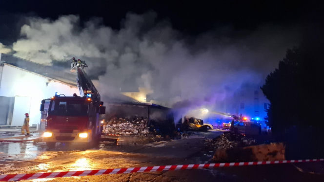 Ogromny pożar w Rawiczu. Palą się budynki przy ul. Sarnowskiej