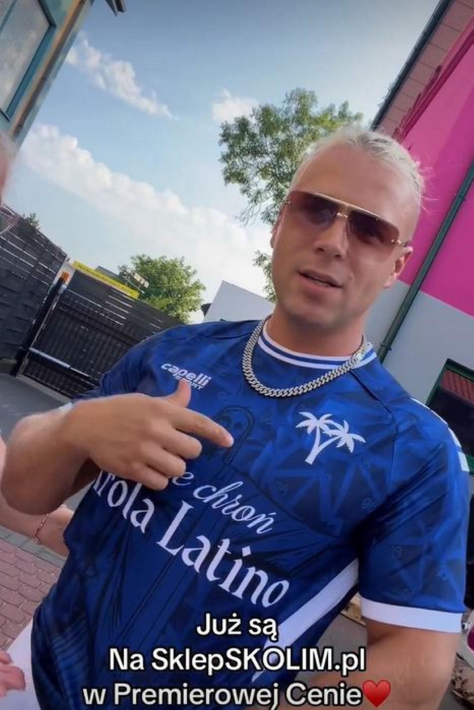 Król Latino, Skolim, wypuścił do sprzedaży koszulkę "Boże Chroń Króla Latino"