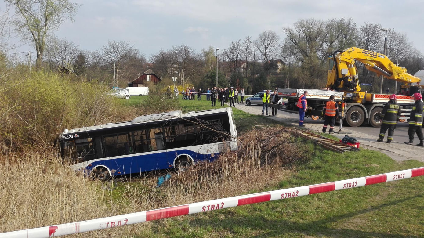 Kraków: Autobus zjechał z drogi i wpadł do rowu!