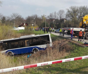 Kraków: Autobus zjechał z drogi i wpadł do rowu!