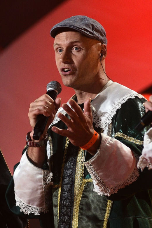 Krzysztof Igor Krawczyk wyciąga rękę do Ewy Krawczyk 