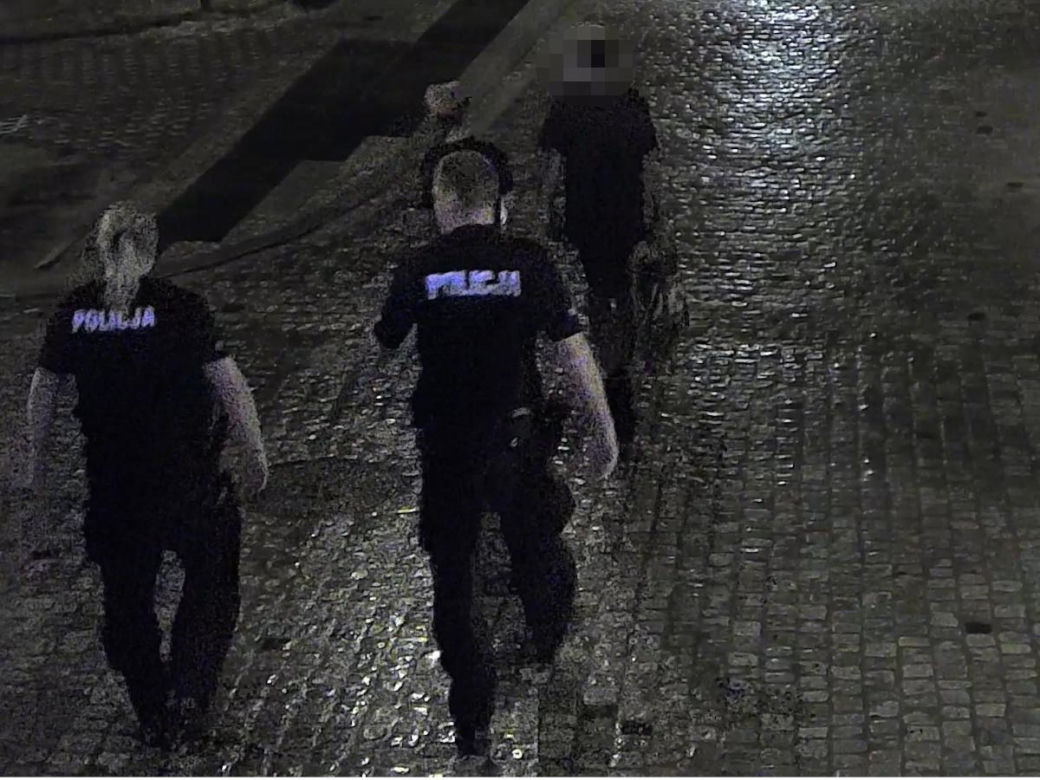 Tak się bawią nocą bydgoszczanie w centrum miasta. Czego się nie da wrzucić do Brdy, biorą do domu lub wręczają wybrance serca