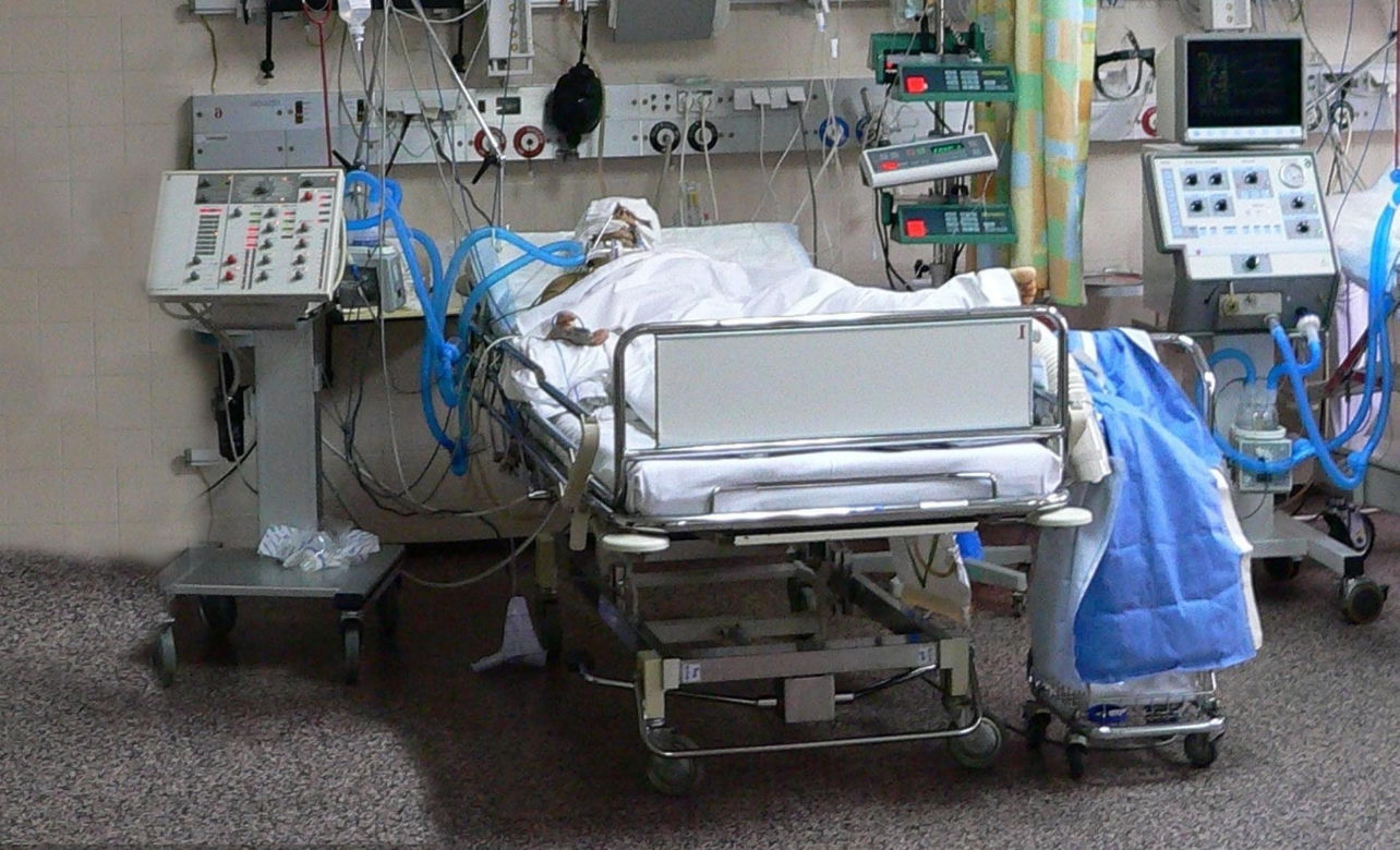 Koszmarny wypadek 69-letniego emeryta z Siedlec. Odśnieżał dach spadł z drabiny zmarł w szpitalu. 