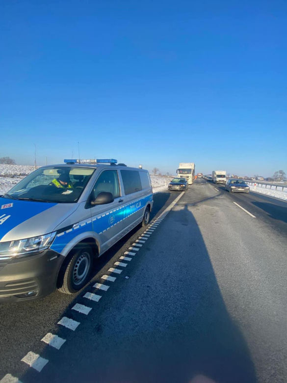 Dramat na trasie S5. Tafla lodu spadła na auto. Ranna kobieta [ZDJĘCIA]