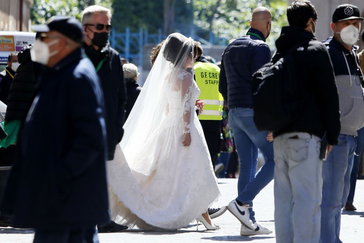 Lady Gaga w sukni ślubnej na planie House of Gucci