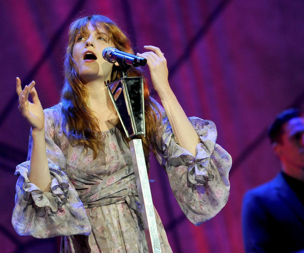 Florence Welch śpiewa do mikrofonu na scenie Sziget Festival, o czym przeczytasz w Eska.