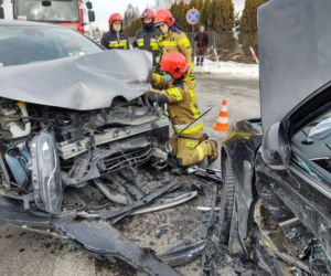 Potężna KRAKSA na ulicy Nawojowskiej w Nowym Sączu. Dwie osoby trafiły do szpitala