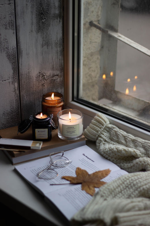 Hygge na święta. Jak świątecznie urządzić salon w stylu hygge? Oto nasze inspiracje
