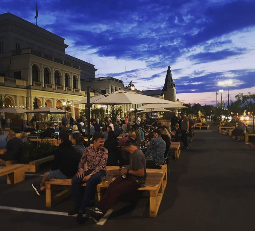 Warszawiacy pokochali Plac Bankowy