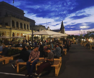 Warszawiacy pokochali Plac Bankowy