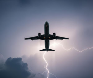 Piorun uderzył w samolot LOT. Co stało się nad Garwolinem?