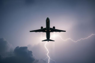 Piorun uderzył w samolot LOT. Co stało się nad Garwolinem?