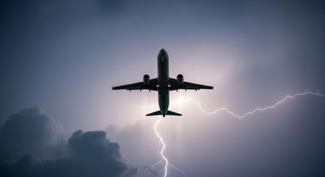 Piorun uderzył w samolot LOT. Co stało się nad Garwolinem?