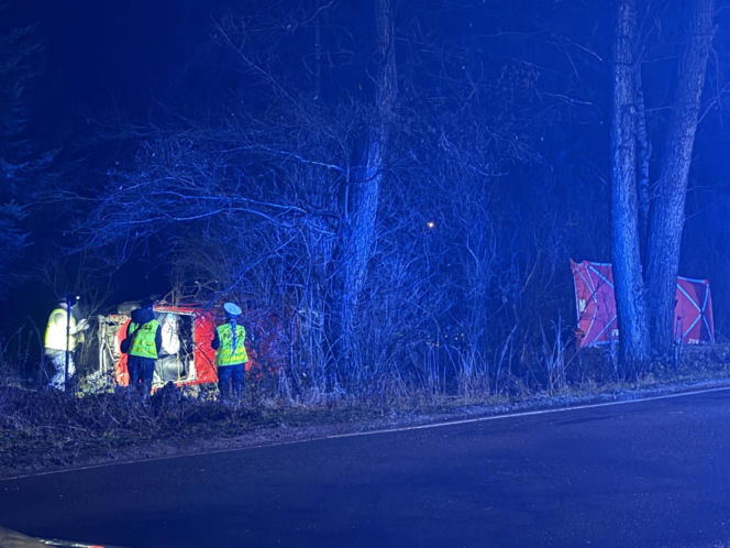 Makabryczne dachowanie auta na Mazowszu. 41-latek zginął uwięziony w blaszanej pułapce