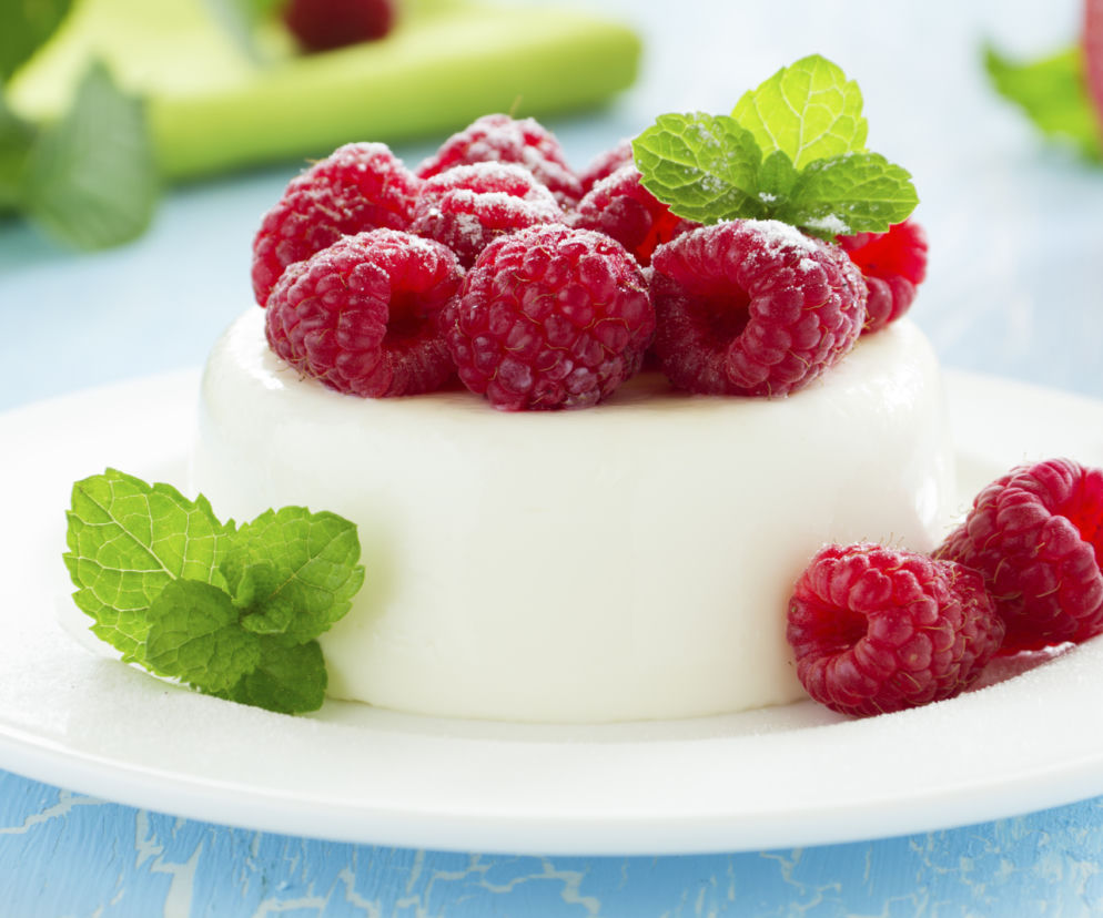 panna-cotta-z-sosem-malinowym-jak-zrobic.jpg