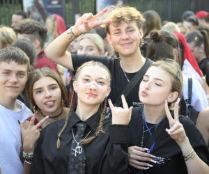 Fani w upale czekają na koncert The Weeknd. Tłumy w Warszawie