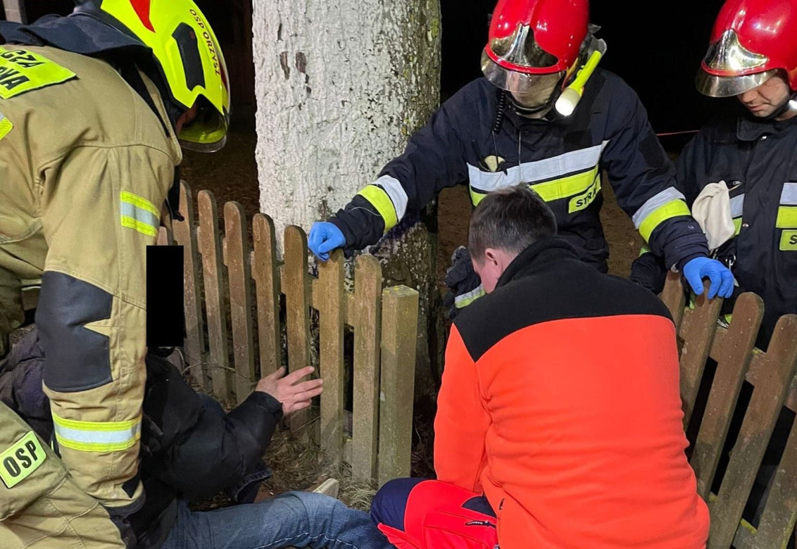 To się nazywa kopniak! Pan Grzegorz utknął między sztachetami!