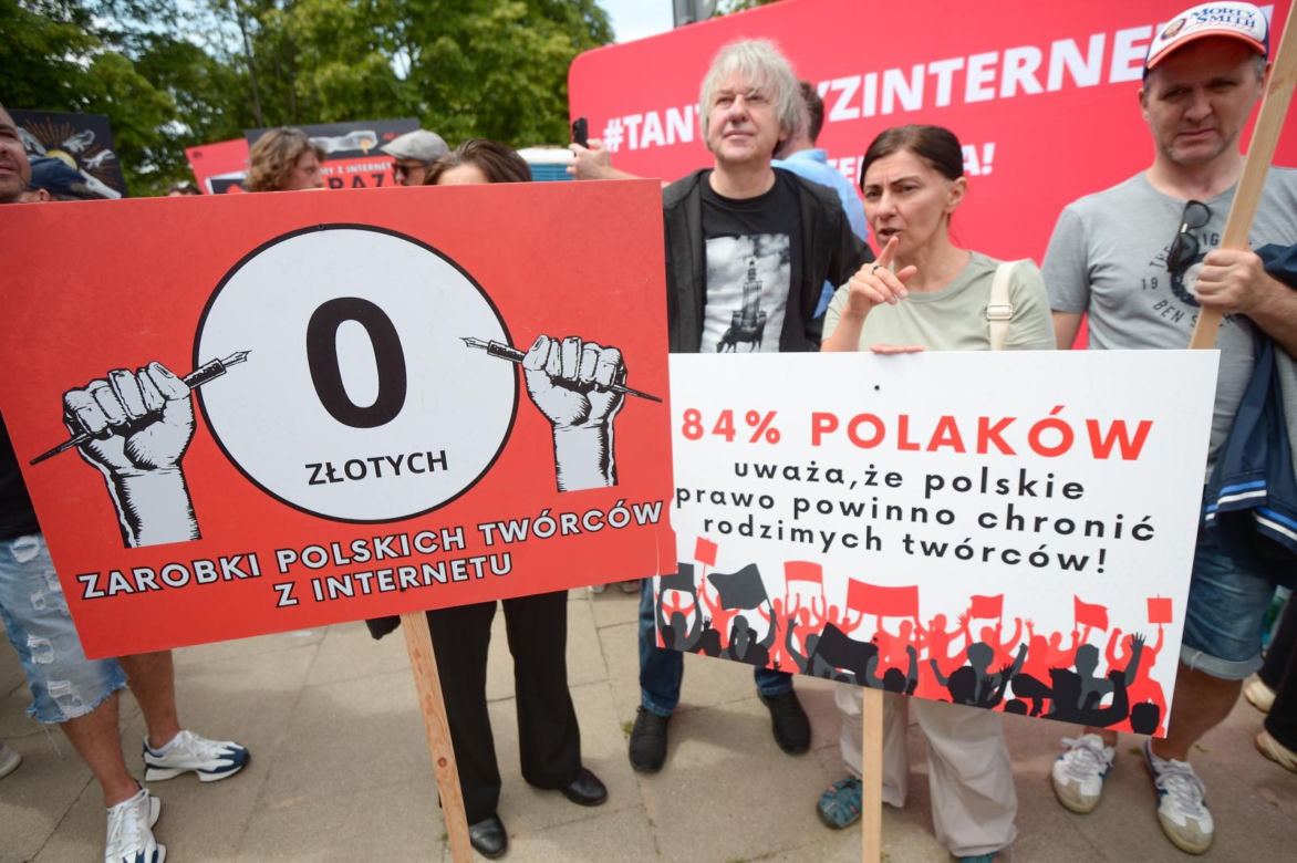 Pikieta artystów pod Sejmem