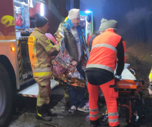 Zjechał z drogi, uderzył w drzewo. Ojciec i jego 5-letni syn w szpitalu