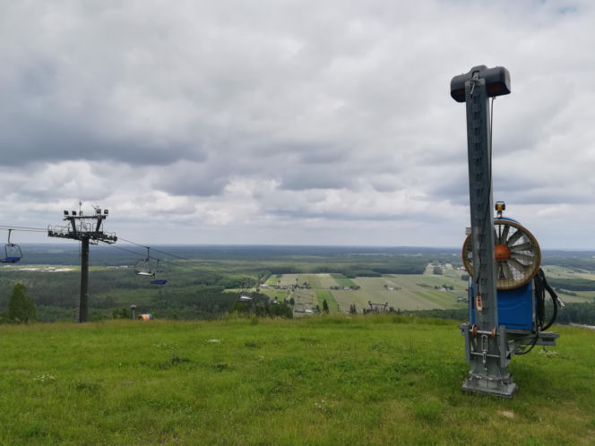 To jedno z najpiękniejszych miast w woj. łódzkim. W średniowieczu miało już swój kościół