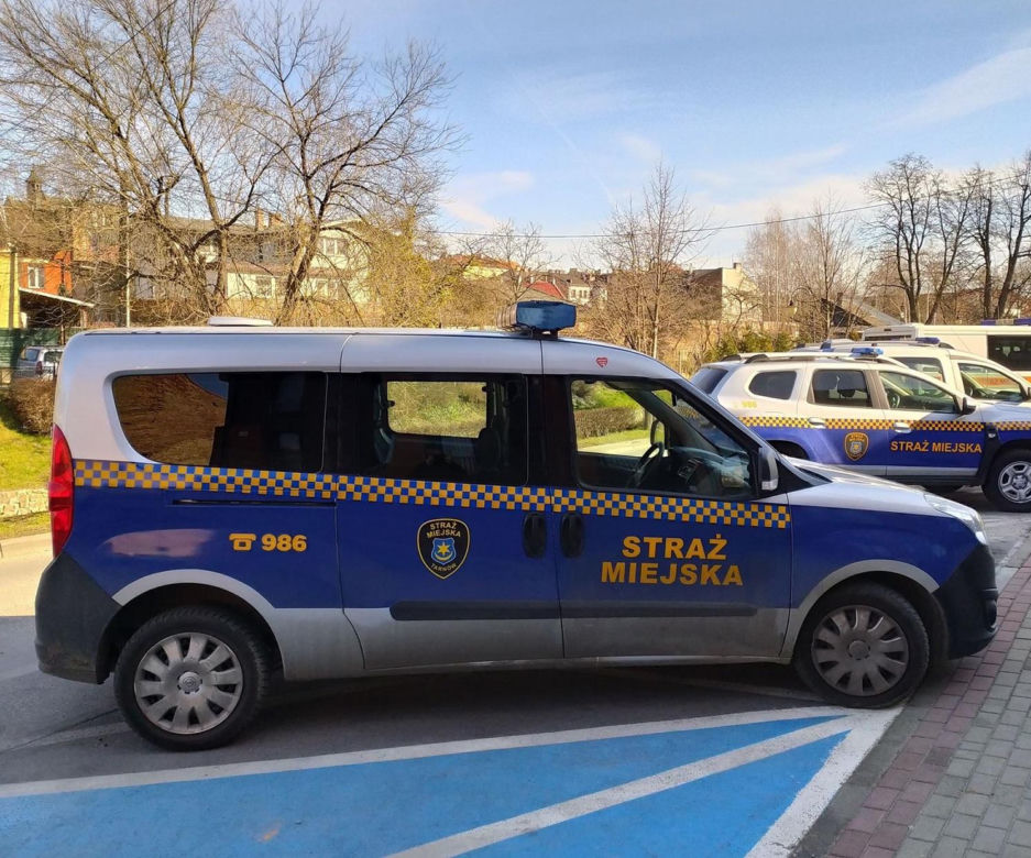 Strażnicy miejscy walczą z pijącymi „pod chmurką”. Tytuły wpisów mundurowych robią furorę!