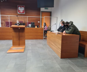 Rzeszów. Ruszył proces policjanta, który robił w hipermarkecie zdjęcia miejsc intymnych kobiecie 