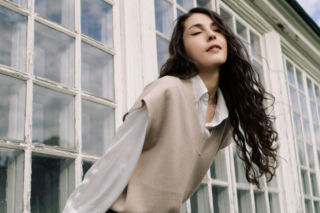 2026 rok zdominuje styl retro. Te kamizelki po babci będą modowym hitem