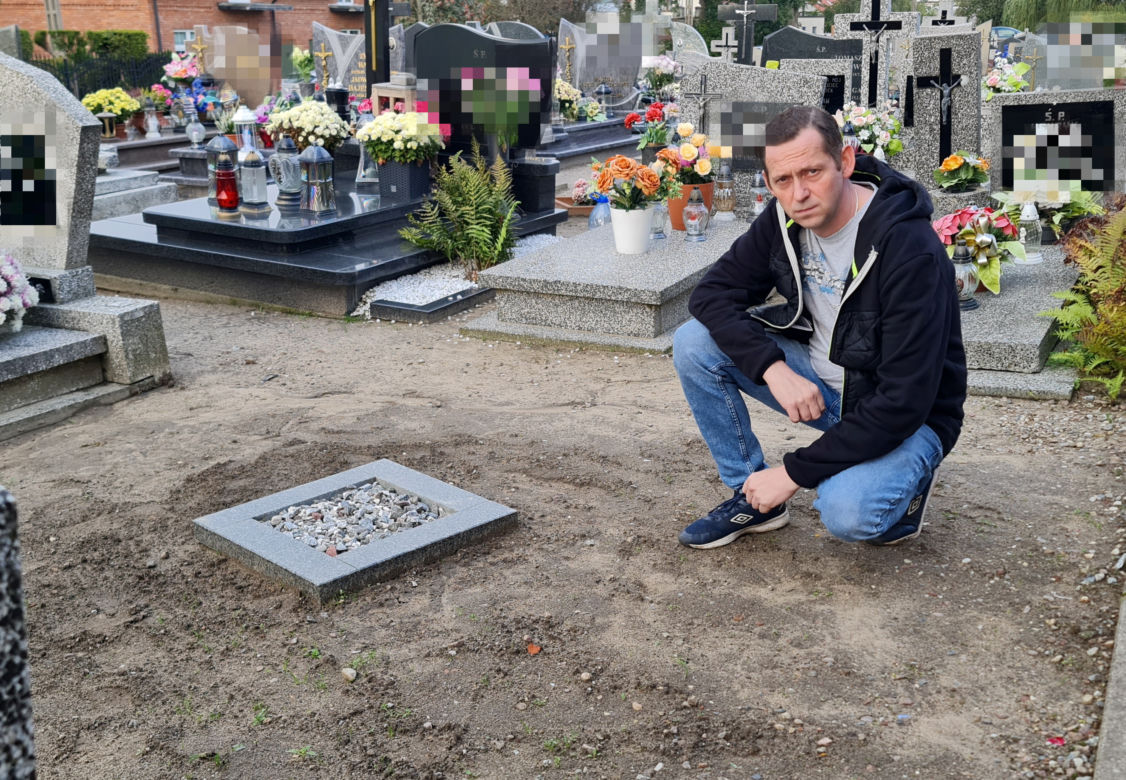 Po wujku i dziadku została jedynie ziemia przysypana kamyczkami
