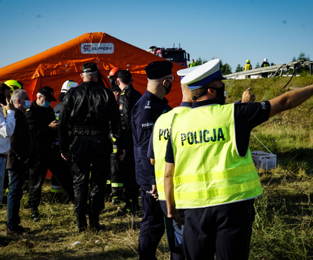 WYPADEK autokaru z dziećmi na A1. „Spadł ze skarpy, przekoziołkował”. ZOBACZ ZDJĘCIA!