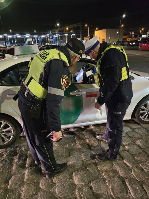 Skontrolowali taksówkarzy i kierowców "na aplikację" w Lesznie. Kto i jak wozi pasażerów?
